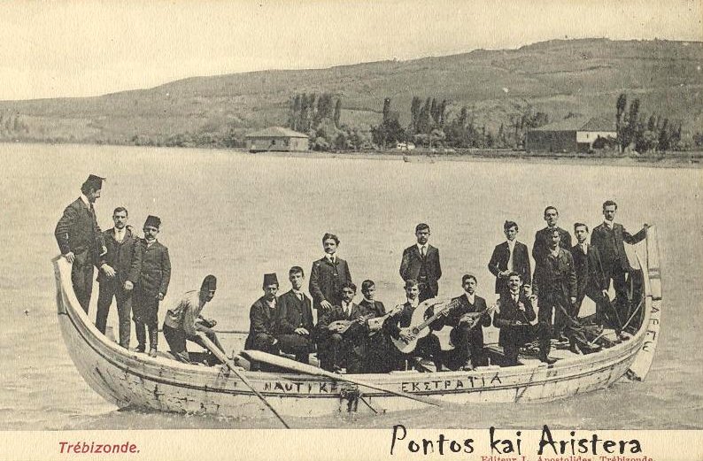 Το πλοίο της Ινέπολης - Φιλαρμονική σε βάρκα 8 μ. περίπου